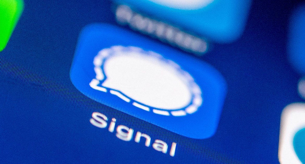 Das Logo des Messenger Dienstes Signal auf einem Smartphone