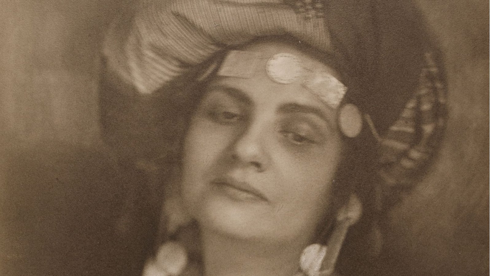 Gedok-Gründerin: die Salonnière Ida Dehmel (Minya Diez-Dührkoop: Bildnis Ida Dehmel, 1908–1910)Foto: Museum für Kunst und Gewerbe Hamburg
