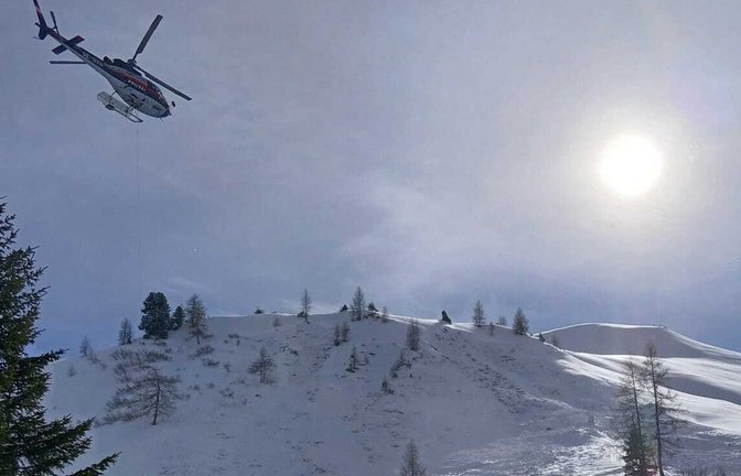 Sein Tourenpartner blieb unverletzt und wurde per Hubschrauber ins Tal gebracht. (Symbolbild)<span class='image-autor'>Foto: -/BERGRETTUNG SALZBURG/APA/dpa</span>
