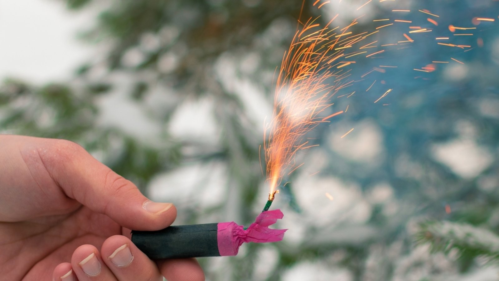 Erfahren Sie, welche Regelungen gelten, wenn Feuerwerk bereits vor Silvester gezündet wird.Foto: InfinitumProdux / Shutterstock.com Erfahren Sie, welche Regelungen gelten, wenn Feuerwerk bereits vor Silvester gezündet wird.Foto: InfinitumProdux / Shutterstock.com