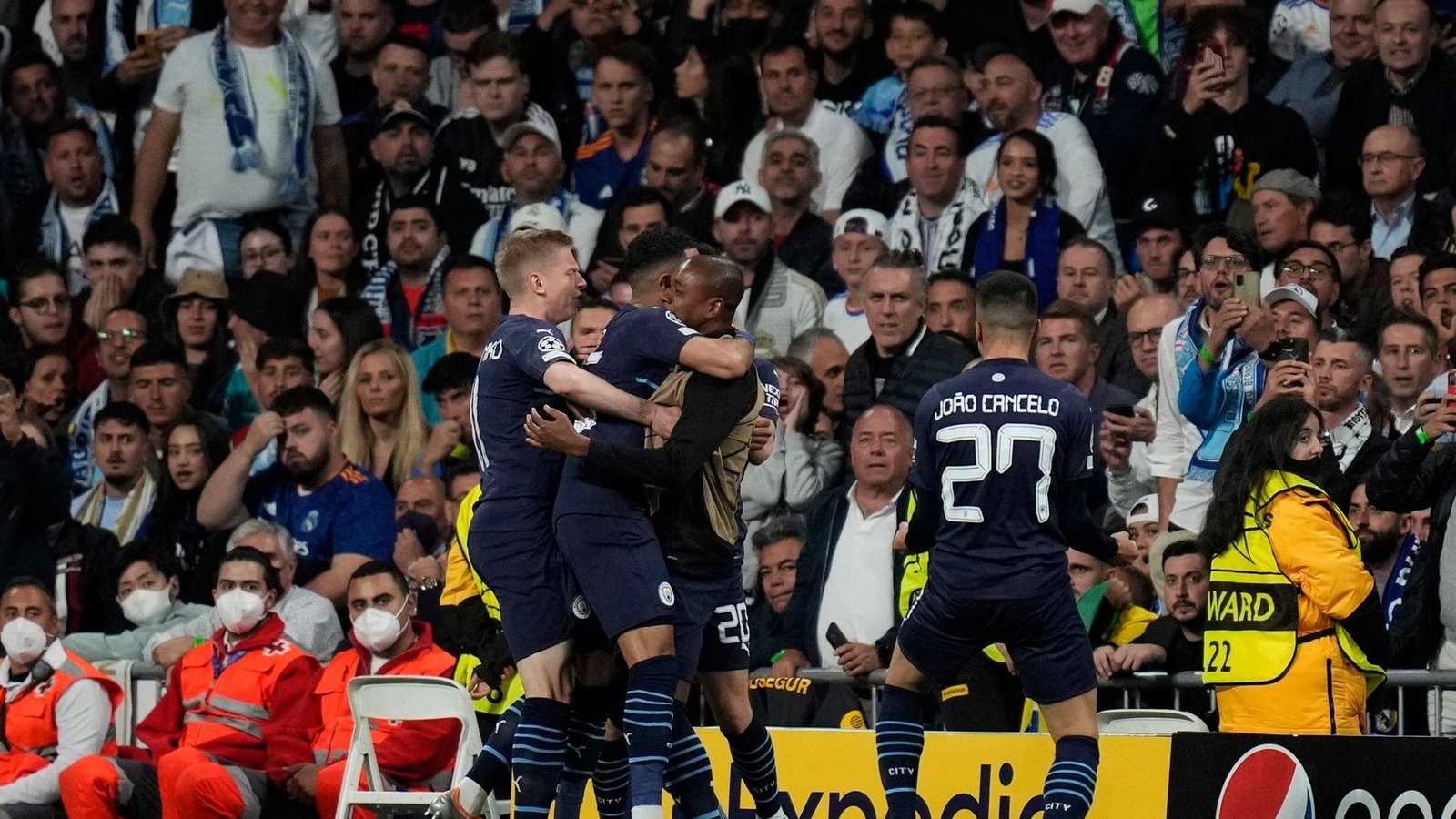 Die Spieler von Manchester City jubeln über das 1:0 bei Real Madrid.Foto: Bernat Armangue/AP/dpa