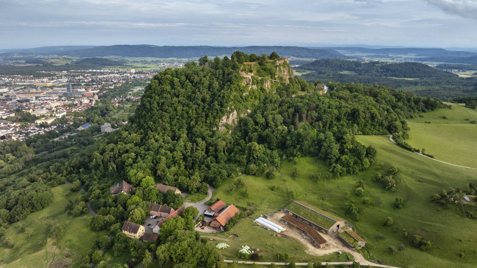 Blick vom Vulkankegel Hohentwiel.Foto: IMAGO/imagebroker Blick vom Vulkankegel Hohentwiel.Foto: IMAGO/imagebroker