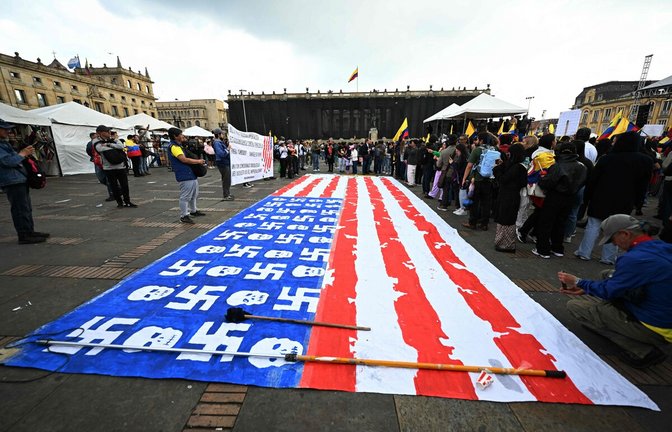 US-Flagge mit Totenköpfen und Hakenkreuzen bei einer Demonstration in der kolumbianischen Hauptstadt Bogota.<span class='image-autor'>Foto: AFP</span>