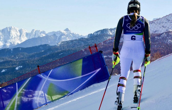 Fassungslos nach dem unerklärlichen Fehler – Lena Dürr fädelte im zweiten Durchgang des Slaloms in Cortina d’Ampezzo am ersten Tor ein.<span class='image-autor'>Foto: AFP</span>