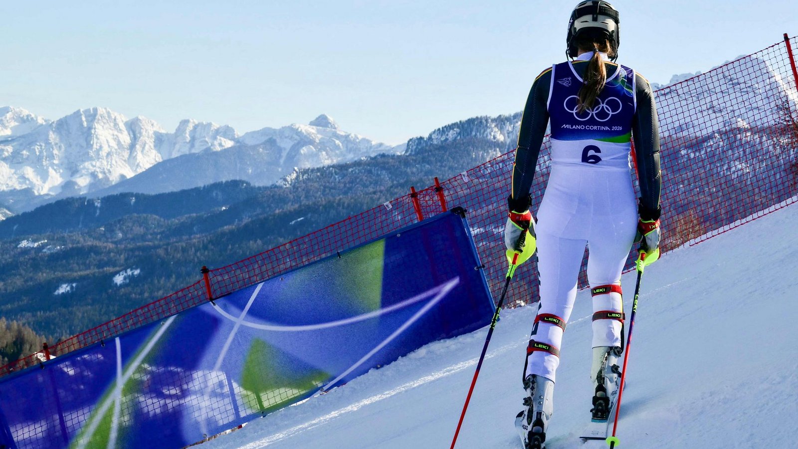 Fassungslos nach dem unerklärlichen Fehler – Lena Dürr fädelte im zweiten Durchgang des Slaloms in Cortina d’Ampezzo am ersten Tor ein.Foto: AFP
