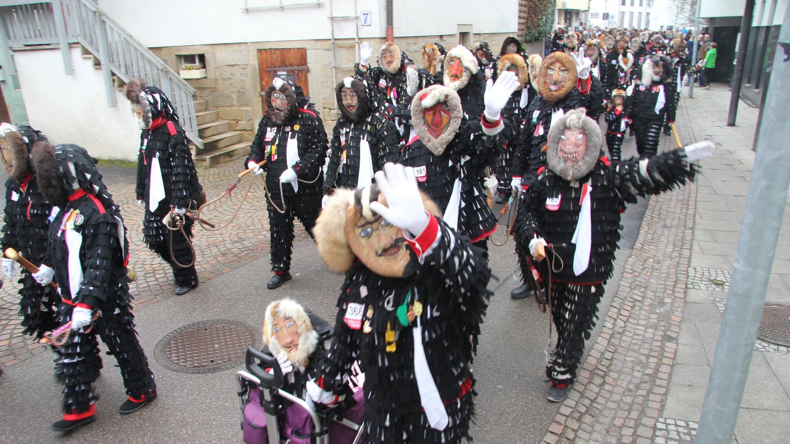 Etwa 450 Urzeln ziehen in diesem Jahr durch die Gassen Sachsenheims.  Fotos: Banholzer