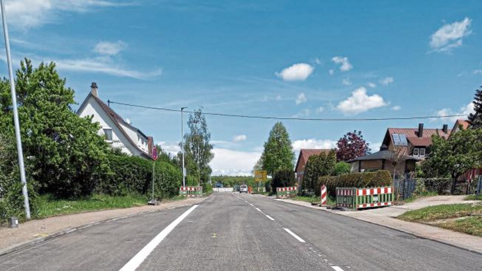 Ein Jahr Bauzeit in der Horrheimer Ortsdurchfahrt ist fast überstanden. In der sanierten Hohenhaslacher Straße sind jetzt die Fahrbahnmarkierungen aufgebracht worden. Laut Ortsvorsteherin Anita Götz sollte die Straße an Pfingsten wieder befahrbar sein. Anfang Juni folgen dann nur noch Ampel, Querungshilfe und Zebrastreifen. Foto: Götz Ein Jahr Bauzeit in der Horrheimer Ortsdurchfahrt ist fast überstanden. In der sanierten Hohenhaslacher Straße sind jetzt die Fahrbahnmarkierungen aufgebracht worden. Laut Ortsvorsteherin Anita Götz sollte die Straße an Pfingsten wieder befahrbar sein. Anfang Juni folgen dann nur noch Ampel, Querungshilfe und Zebrastreifen. Foto: Götz