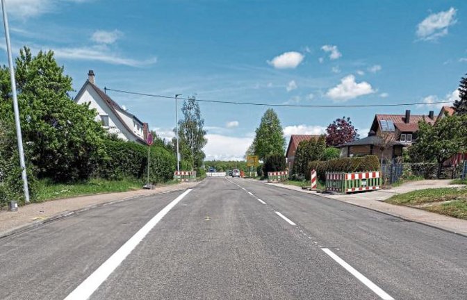 Ein Jahr Bauzeit in der Horrheimer Ortsdurchfahrt ist fast überstanden. In der sanierten Hohenhaslacher Straße sind jetzt die Fahrbahnmarkierungen aufgebracht worden. Laut Ortsvorsteherin Anita Götz sollte die Straße an Pfingsten wieder befahrbar sein. Anfang Juni folgen dann nur noch Ampel, Querungshilfe und Zebrastreifen.  Foto: Götz