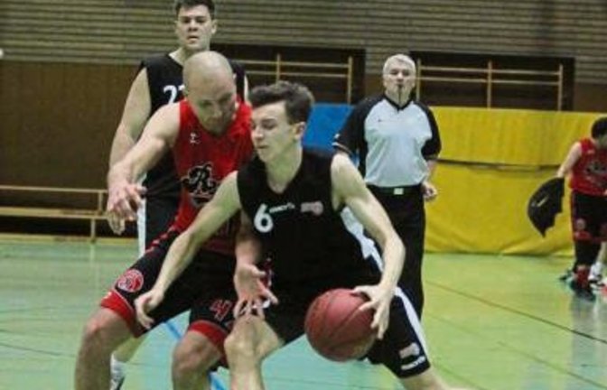 Wusste seine Schnelligkeit einzusetzen: Leonard Hellwig (rechts) ist von Goran Mijic nur mit einem Foul zu stoppen. Foto: Nachreiner