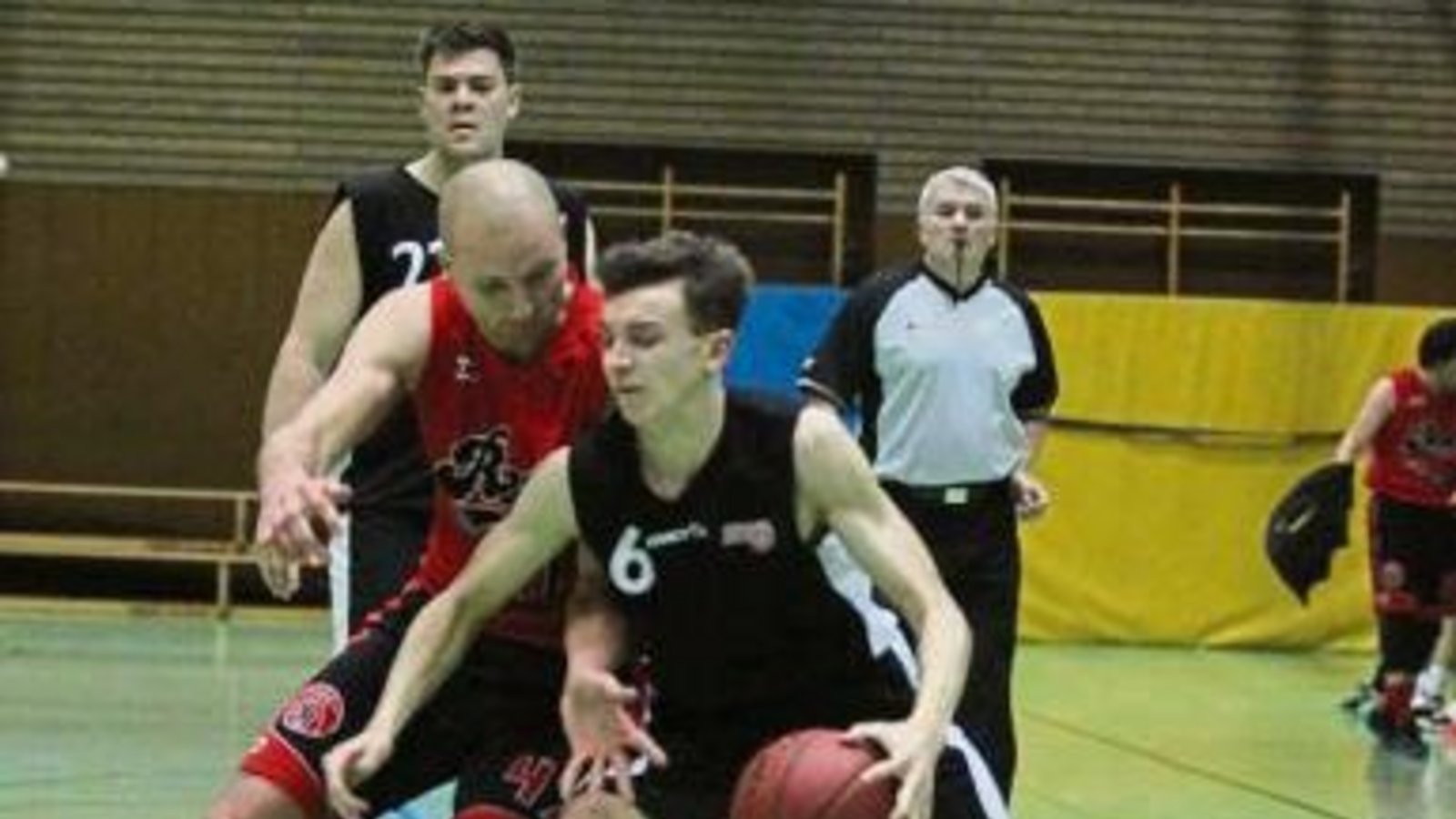 Wusste seine Schnelligkeit einzusetzen: Leonard Hellwig (rechts) ist von Goran Mijic nur mit einem Foul zu stoppen. Foto: Nachreiner