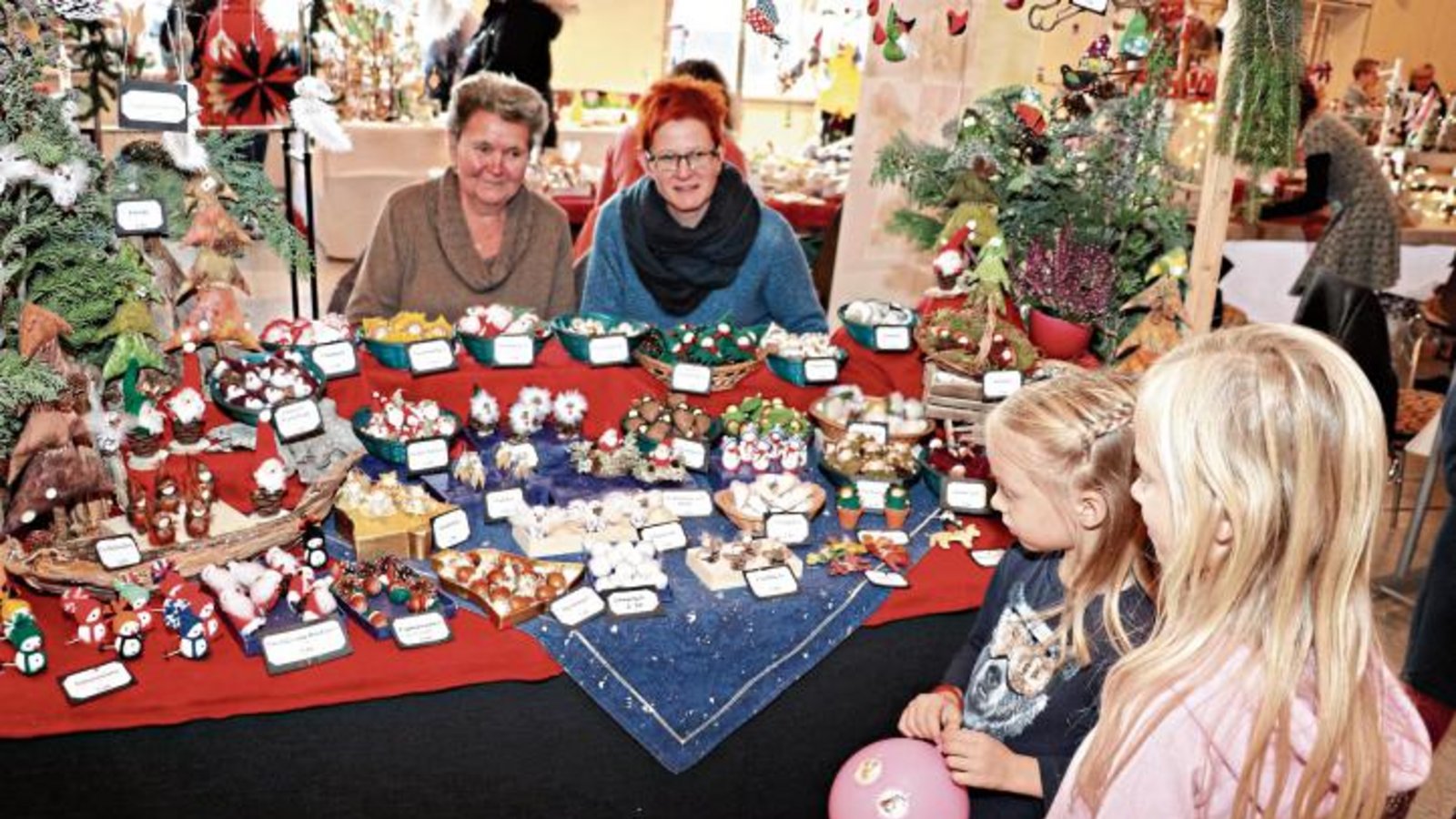 Beäugt von putzigen Engelchen stehen Vivienne und Lucy Eichler fasziniert vor den winzigen Hutzelzwergen, Buchenfeen, Eichelmännle und dem, singenden Wurzelsepp, die Sabine und Elisabeth Solfrank in Oberriexingen im Angebot hatten. Fotos: Gergen Beäugt von putzigen Engelchen stehen Vivienne und Lucy Eichler fasziniert vor den winzigen Hutzelzwergen, Buchenfeen, Eichelmännle und dem, singenden Wurzelsepp, die Sabine und Elisabeth Solfrank in Oberriexingen im Angebot hatten. Fotos: Gergen