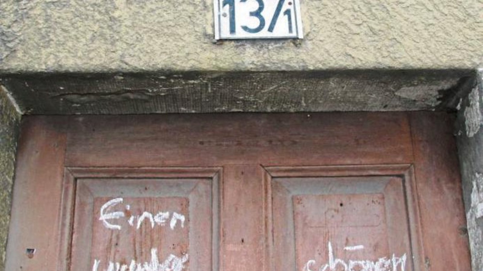 „Einen wunderschönen Tag“ bekommen Passanten an dieser Vaihinger Tür stets gewünscht.  Foto: Rostek