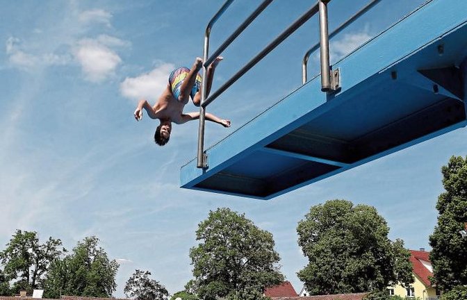 Ein Besucher springt im Rekordjahr 2015 vom Drei-Meter-Turm. Auch 2017 kamen mehr als 60 000 Gäste ins Sachsenheimer Schlossfreibad.  Foto: Kalb