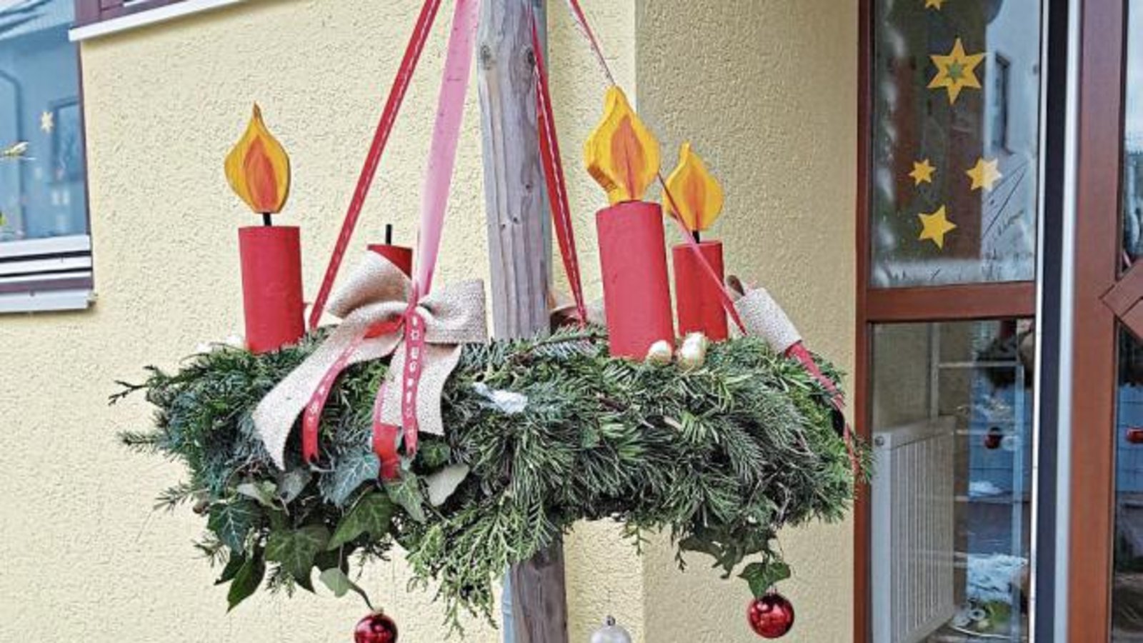 Die Kinder und Erzieherinnen des evangelischen Kindergartens Villa Sonnenschein in Kleinsachsenheim wünschen ein frohes Weihnachtsfest und senden einen Gruß vom Kindergarteneingang. An dem großen Adventskranz wird immer eine Holzkerze mehr aufgesteckt. Foto: Selinger Die Kinder und Erzieherinnen des evangelischen Kindergartens Villa Sonnenschein in Kleinsachsenheim wünschen ein frohes Weihnachtsfest und senden einen Gruß vom Kindergarteneingang. An dem großen Adventskranz wird immer eine Holzkerze mehr aufgesteckt. Foto: Selinger