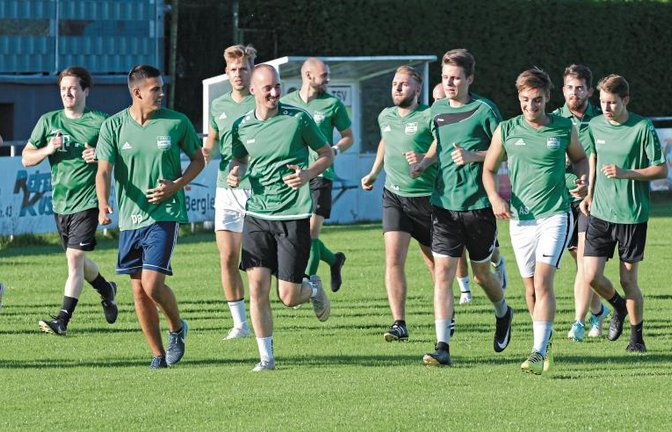 Das Warmlaufen bestand aus ein paar Runden um den Sportplatz. Foto: Nachreiner