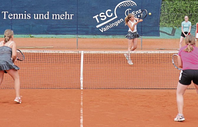 Gestern wird beim Tenniscamp der beiden Vaihinger Vereine TV und TSC intensiv am Spiel am Netz mit Volleys und Stopps gearbeitet. Foto: Nachreiner