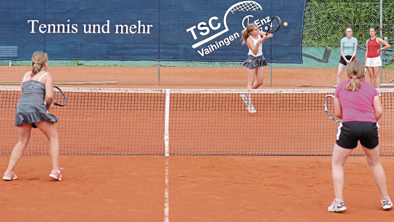 Gestern wird beim Tenniscamp der beiden Vaihinger Vereine TV und TSC intensiv am Spiel am Netz mit Volleys und Stopps gearbeitet. Foto: Nachreiner