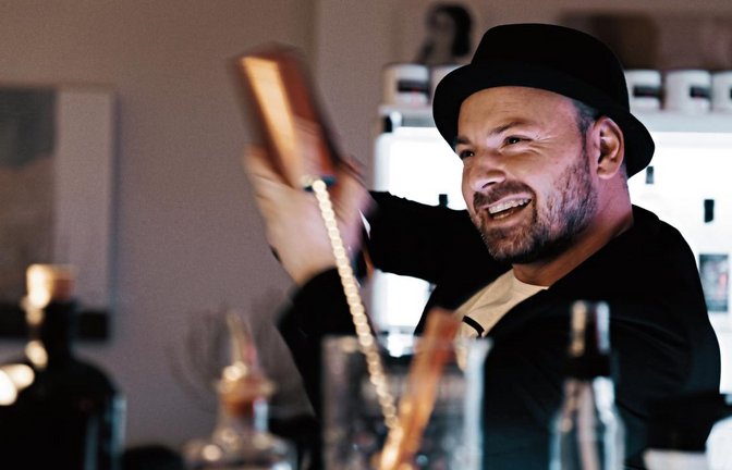 Der Maestro in seinem Element: Marino Zimmermann ist Barkeeper und Mixologe aus voller Leidenschaft. Er kreiert und dekoriert seine Getränke mit viel Liebe zum Detail. Fotos: privat