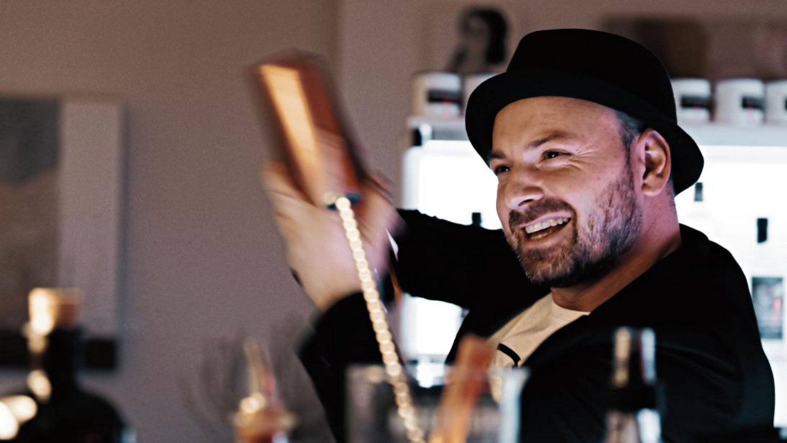 Der Maestro in seinem Element: Marino Zimmermann ist Barkeeper und Mixologe aus voller Leidenschaft. Er kreiert und dekoriert seine Getränke mit viel Liebe zum Detail. Fotos: privat
