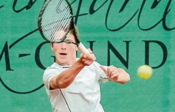 Trugen sich beim Sparkassen-Cup um den Vaihinger Löwen in die Siegerlisten ein: (von links) Rudi Christiansen (TC Heilbronn am Trappensee), der in der U 18 im Halbfinale den letzten verbliebenen Vaihinger Luca Leder aus dem Wettbewerb warf, Leon Nickel (T