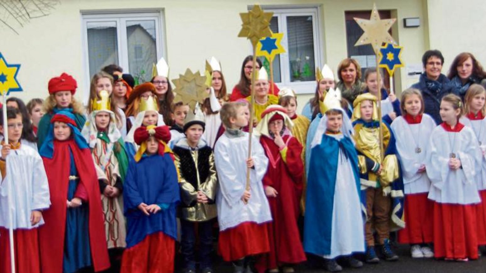 Mit Kronen und Sternen ziehen die Kinder bald wieder durch die Straßen und sammeln Geld für den guten Zweck. Foto: p Mit Kronen und Sternen ziehen die Kinder bald wieder durch die Straßen und sammeln Geld für den guten Zweck. Foto: p
