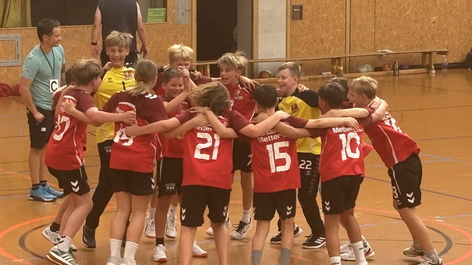 Hüpfend feiert die gemischte D-Jugend den Aufstieg in die Bezirksoberliga. Hüpfend feiert die gemischte D-Jugend den Aufstieg in die Bezirksoberliga.
