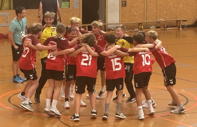 Hüpfend feiert die gemischte D-Jugend den Aufstieg in die Bezirksoberliga. 