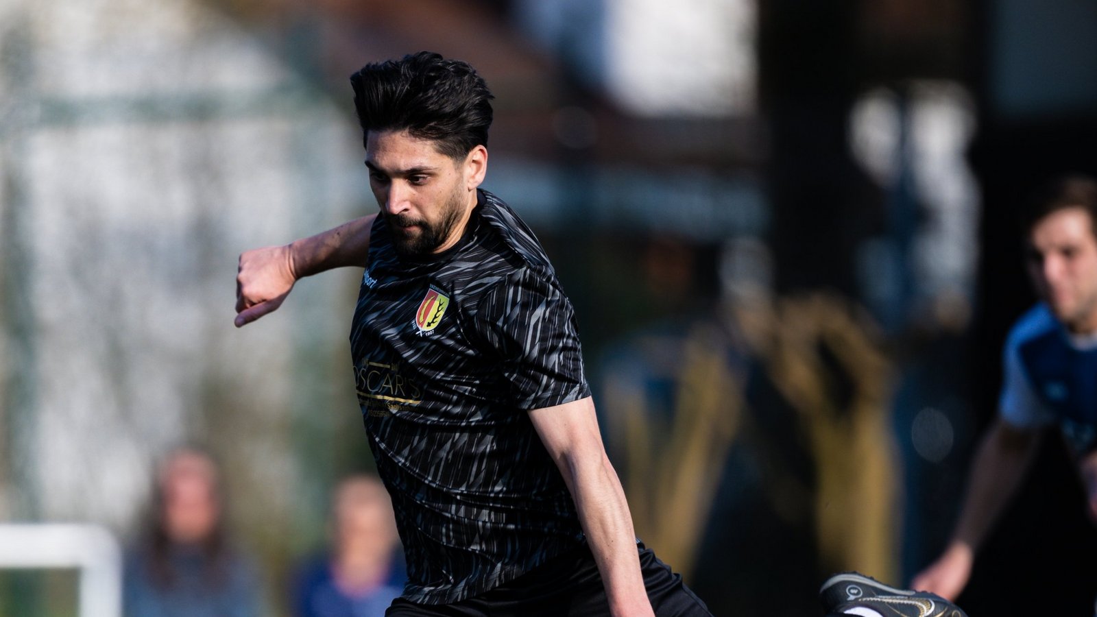 Hochkonzentriert nimmt Cihat Aytac Maß und trifft für den TSV Enzweihingen vom Elfmeterpunkt. Fotos: Krause