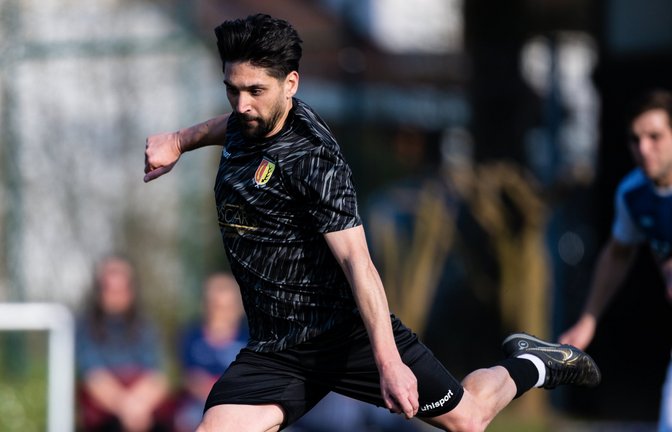 Hochkonzentriert nimmt Cihat Aytac Maß und trifft für den TSV Enzweihingen vom Elfmeterpunkt. <span class='image-autor'>Fotos: Krause</span>