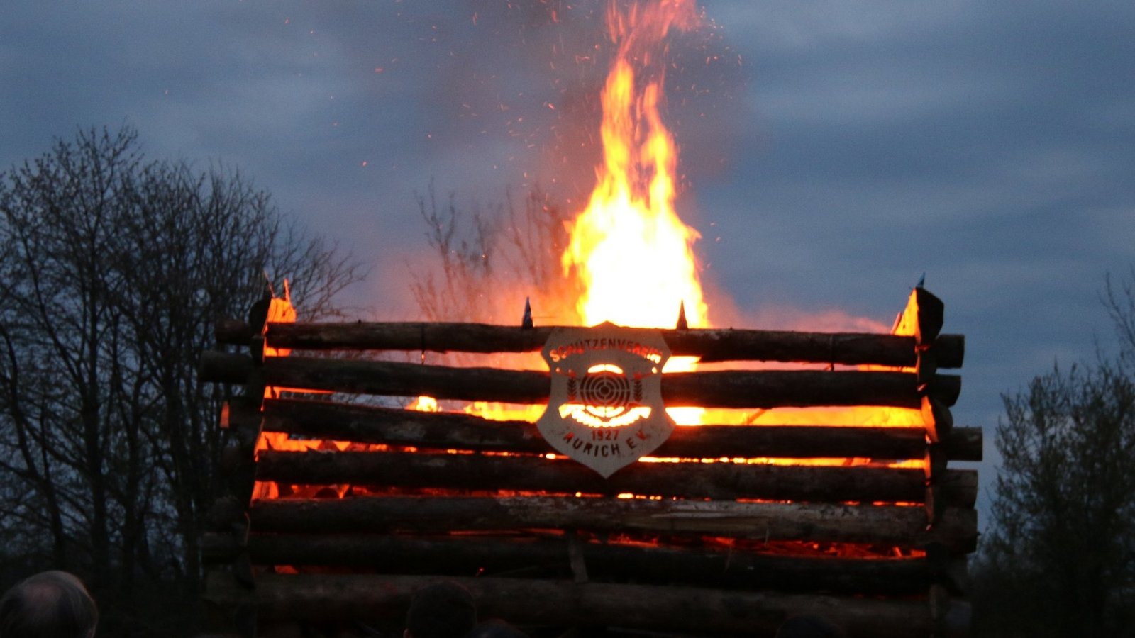 Nach drei Jahren Pause lodert es wieder, das Osterfeuer des Schützenvereins in Aurich. Fotos: Bögel Nach drei Jahren Pause lodert es wieder, das Osterfeuer des Schützenvereins in Aurich. Fotos: Bögel