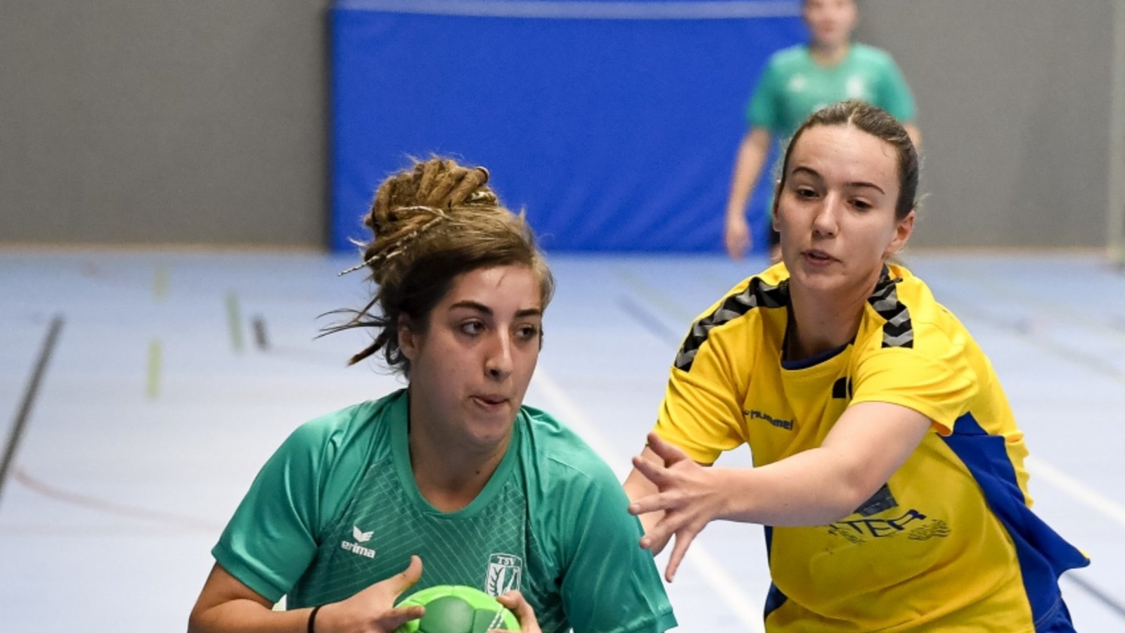 TSV Oberriexingen (grünes Trikot) - TV Markgröningen, 17.11.2024,  Frauen Bezirksklasse (F-BK), Frauenhandball, Handball, Frauen, Hallenrunde 2024/2025,  Hanna Wild (22) vs. Jane Bäzner (28) 