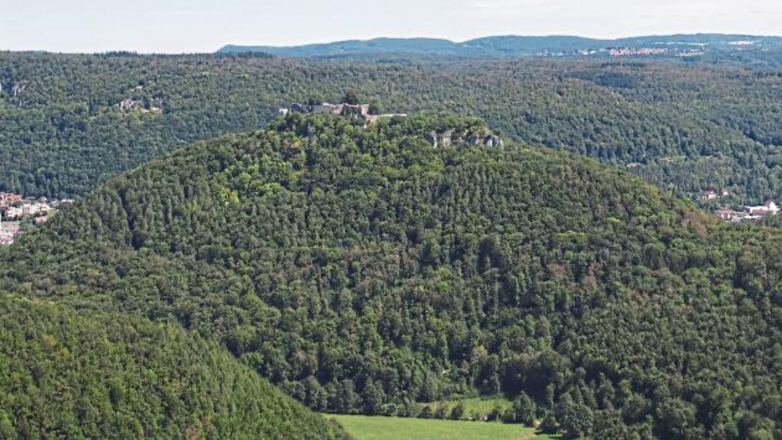 Die Ruine Hohenurach sahen die Wanderer nur aus der Ferne. Sie soll im nächsten Jahr Ziel einer weiteren Exkursion werden.  Foto: p