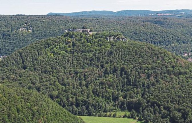 Die Ruine Hohenurach sahen die Wanderer nur aus der Ferne. Sie soll im nächsten Jahr Ziel einer weiteren Exkursion werden.  Foto: p