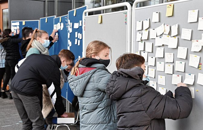 Die Schüler des Lichtenstern-Gymnasiums sammeln in der großen Pause ihre Notizen, die sie während des Videogottesdienstes gesammelt haben. Fotos: p
