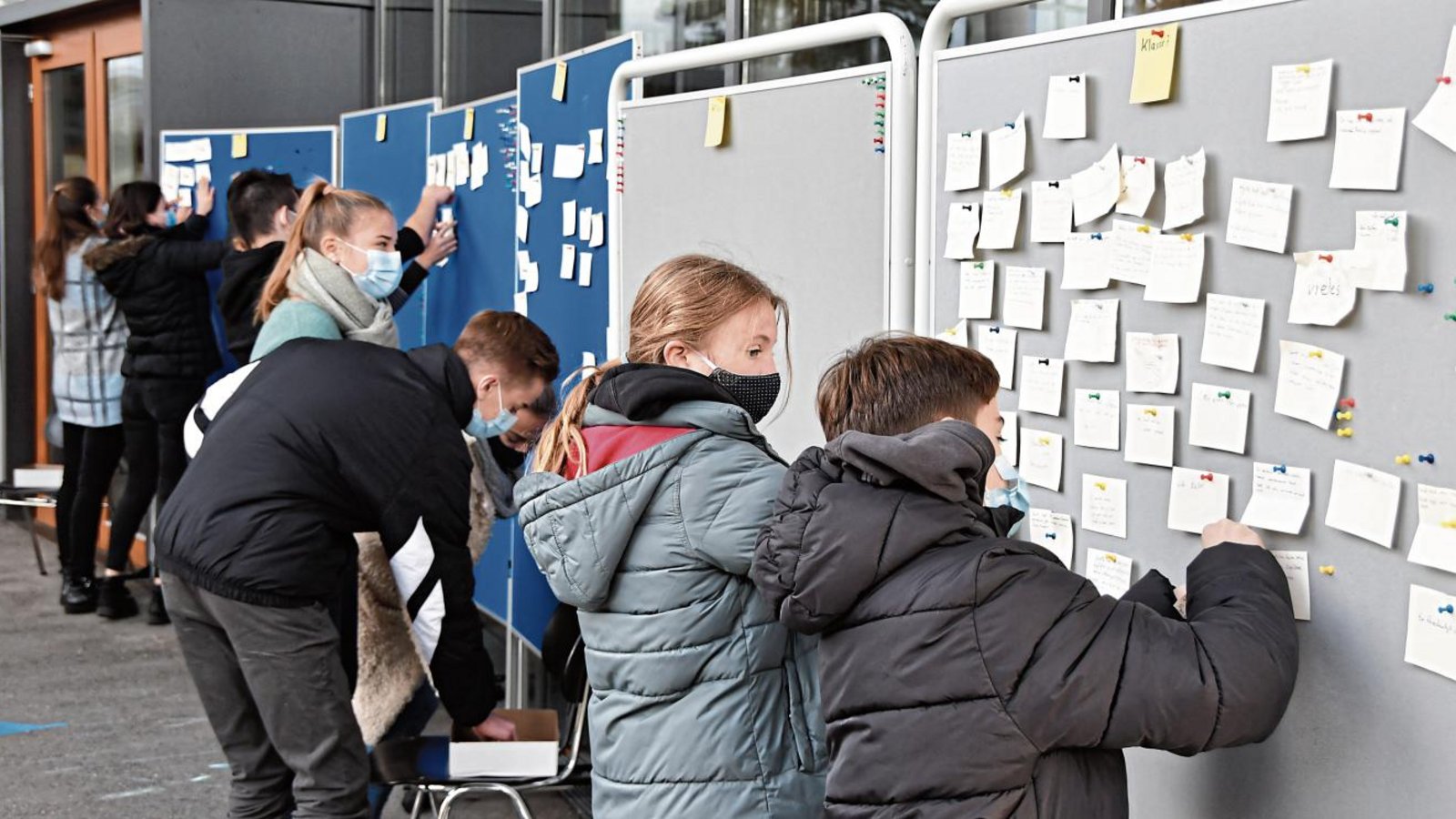 Die Schüler des Lichtenstern-Gymnasiums sammeln in der großen Pause ihre Notizen, die sie während des Videogottesdienstes gesammelt haben. Fotos: p Die Schüler des Lichtenstern-Gymnasiums sammeln in der großen Pause ihre Notizen, die sie während des Videogottesdienstes gesammelt haben. Fotos: p