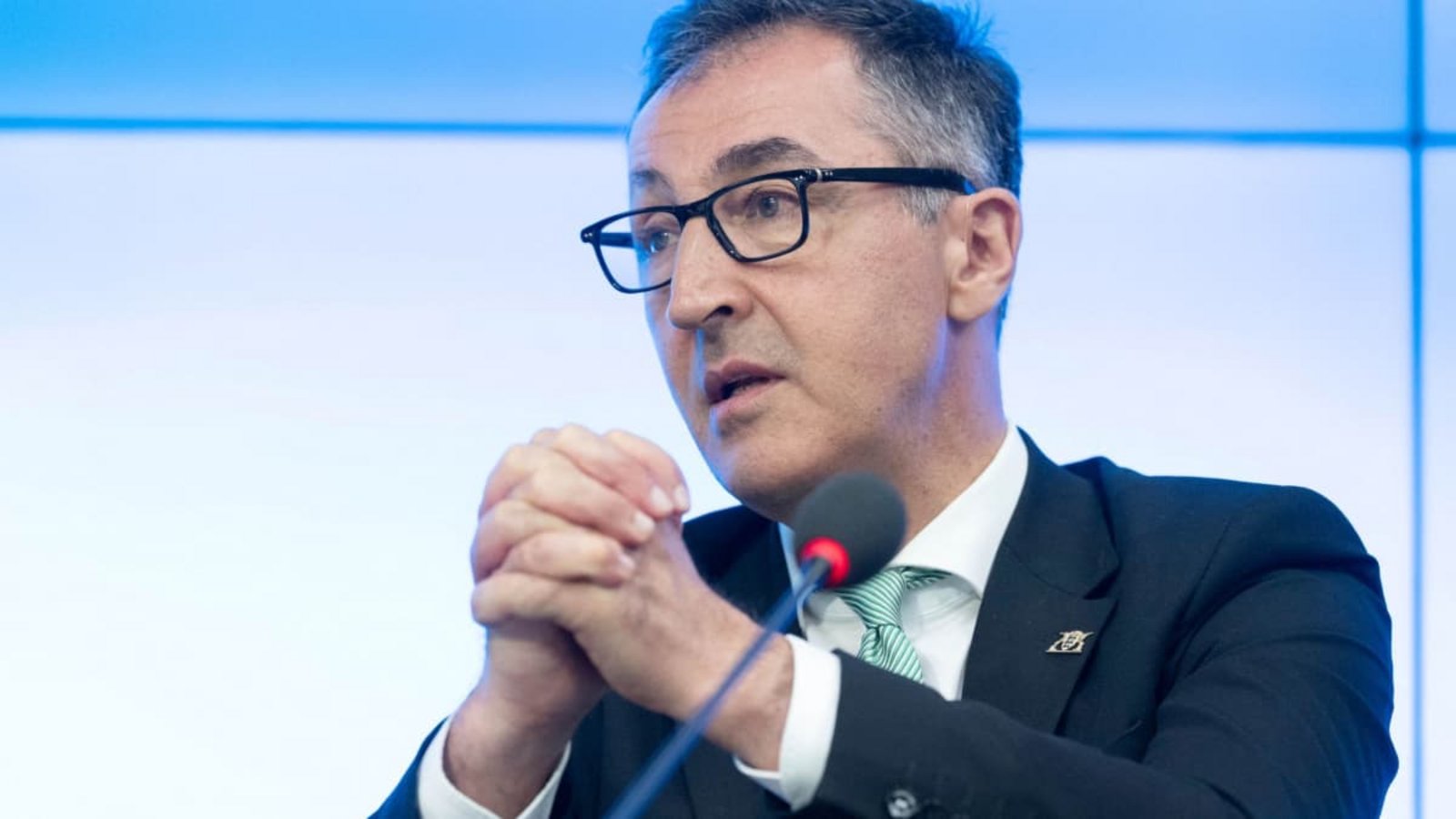 Nach der ersten Kabinettssitzung im Herbst: Cem Özdemir (Grüne), Ministerpräsident von Baden-Württemberg am Dienstag in StuttgartMarijan Murat/dpa