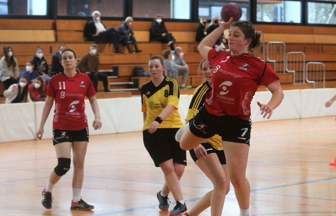 Weil die Oberriexinger Abwehr bei dem schnellen Spiel des HCME oft unsortiert war, kamen die Gastgeberinnen wie hier Klara Kilpper (rechts) immer wieder zu leichten Toren.  Foto: Küppers<span class='image-autor'>Foto: Küppers</span>