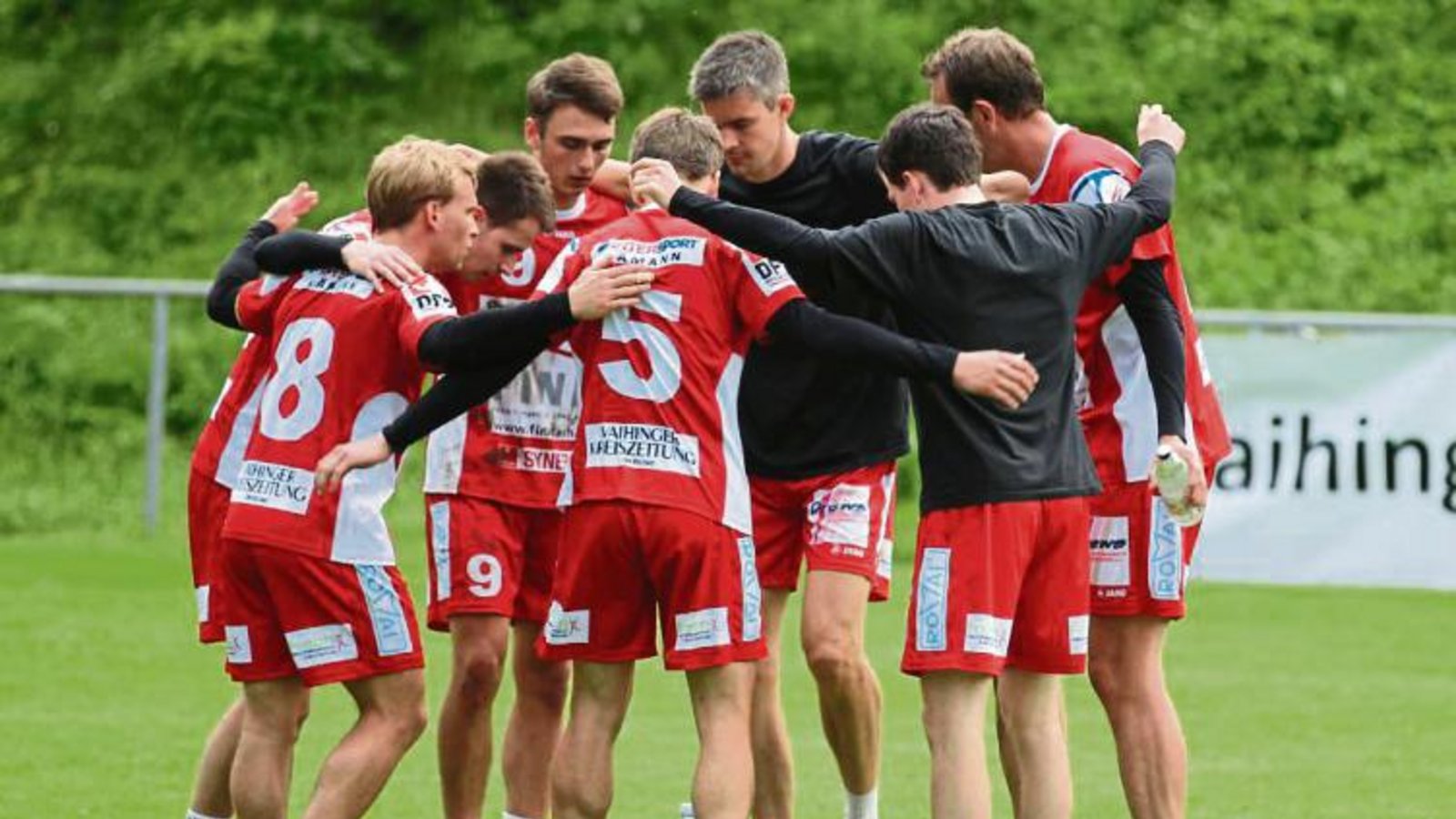 Einer für alle, alle für einen – das Motto der drei Musketiere muss auch für die Faustballer des TV Vaihingen gegen Rosenheim der Sinnspruch sein. Foto: Nachreiner Einer für alle, alle für einen – das Motto der drei Musketiere muss auch für die Faustballer des TV Vaihingen gegen Rosenheim der Sinnspruch sein. Foto: Nachreiner