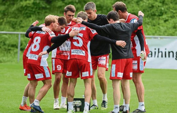 Einer für alle, alle für einen – das Motto der drei Musketiere muss auch für die Faustballer des TV Vaihingen gegen Rosenheim der Sinnspruch sein. Foto: Nachreiner
