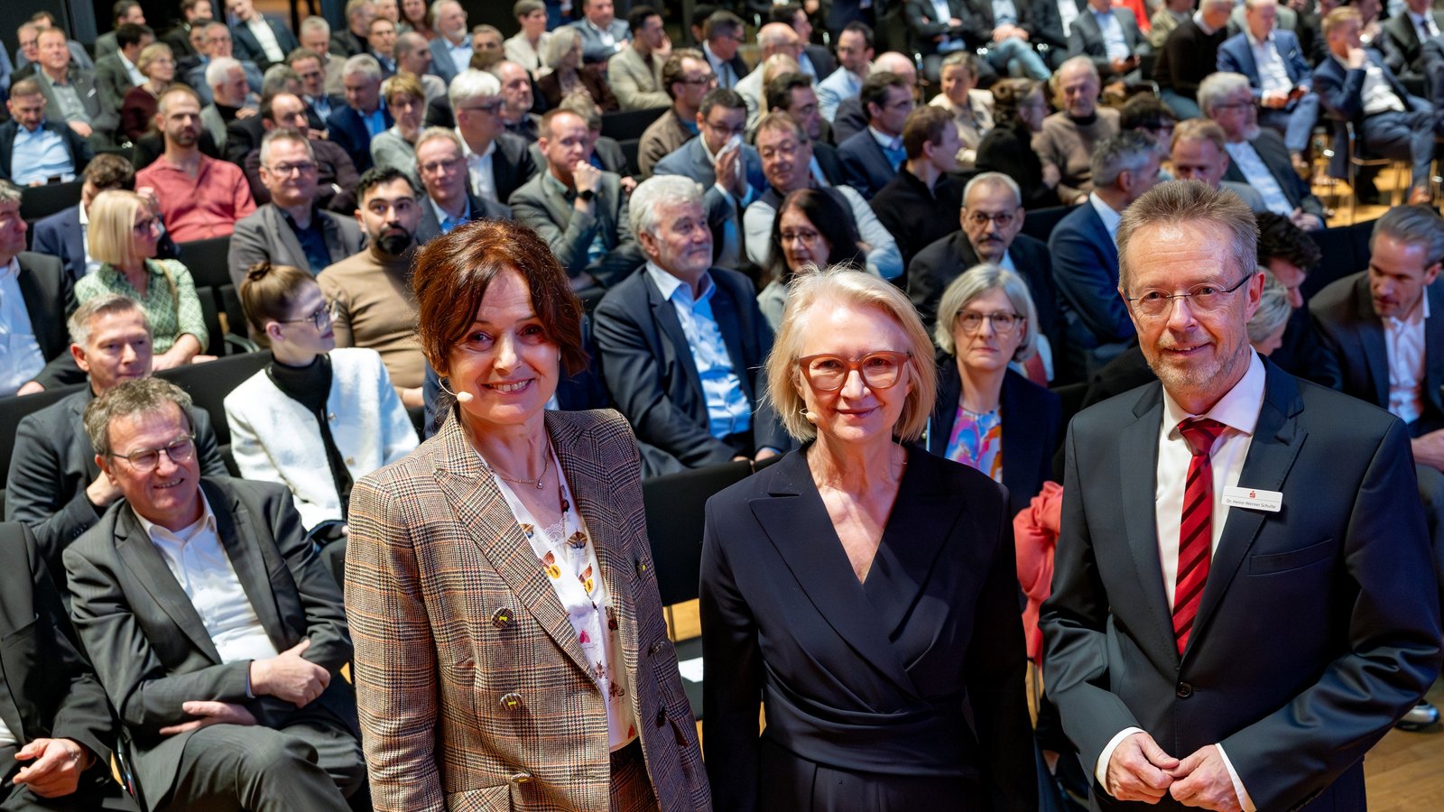 Die Referentinnen des Abends: Emese Weissenbacher (Mann+Hummel/links) und Monika Schnitzer, Vorsitzende der Wirtschaftsweisen. Gastgeber ist die KSK Ludwigsburg mit ihrem Vorstandsvorsitzenden Heinz-Werner Schulte. Foto: Martin Kalb