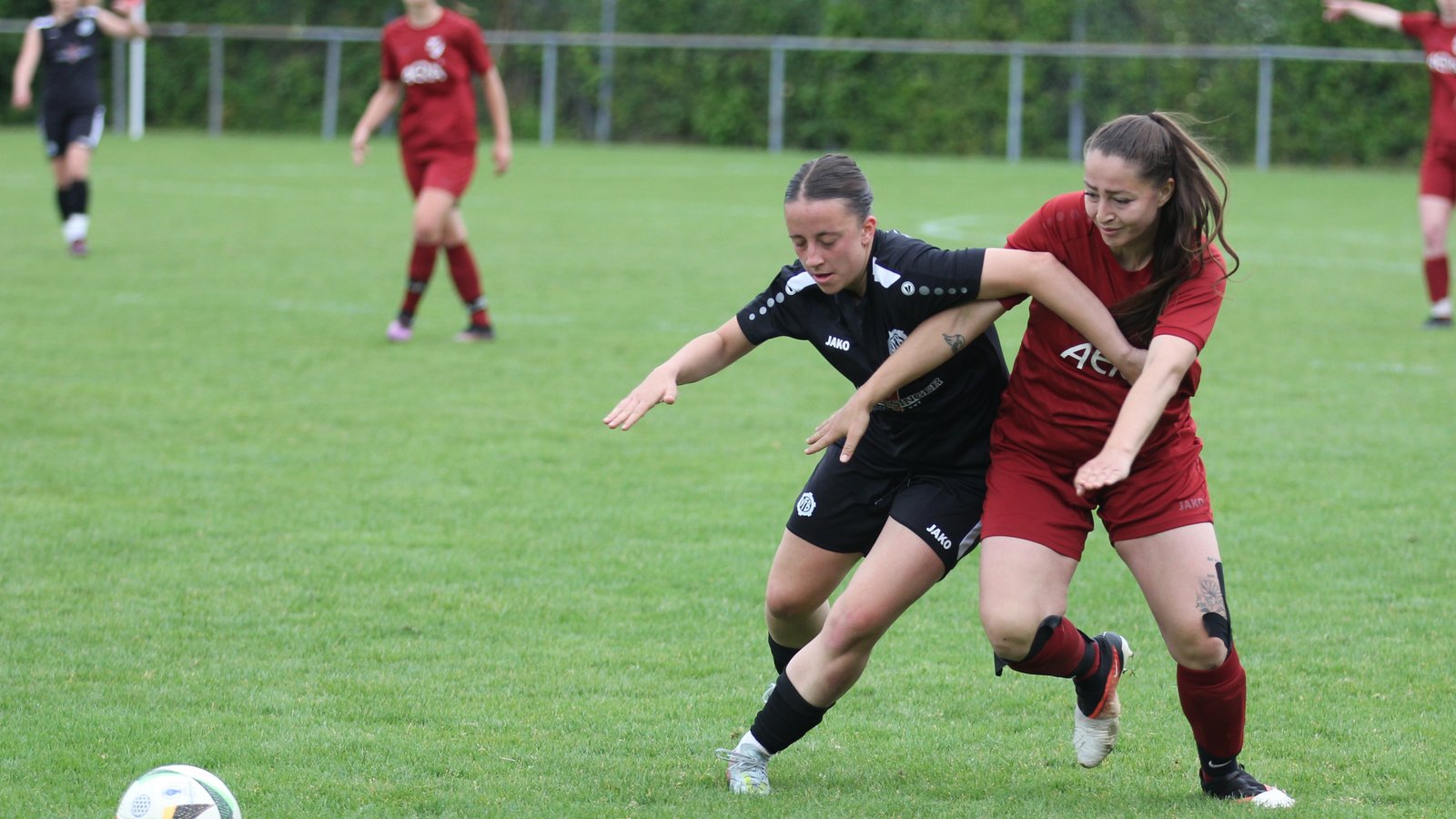 Einen körperbetonten Zweikampf liefert sich Cheyenne Kust (rechts) vom SV Horrheim mit ihrer Gegenspielerin. Foto: Dittrich Einen körperbetonten Zweikampf liefert sich Cheyenne Kust (rechts) vom SV Horrheim mit ihrer Gegenspielerin. Foto: Dittrich