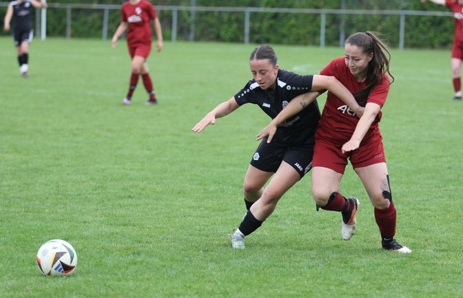 Einen körperbetonten Zweikampf liefert sich Cheyenne Kust (rechts) vom SV Horrheim mit ihrer Gegenspielerin. <span class='image-autor'>Foto: Dittrich</span>