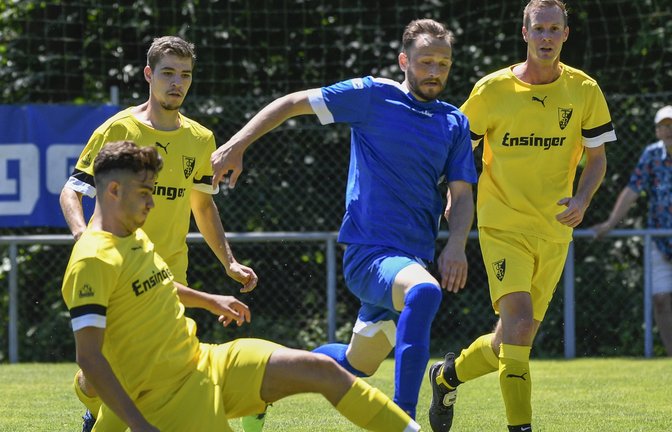 Fatos Isafi (Mitte) und der FC Gündelach hatten in der Gruppe B gegen die favorisierten TSV Ensingen und SGM Roßwag/Mühlhausen einen schweren Stand. <span class='image-autor'>Foto: Leitner</span>