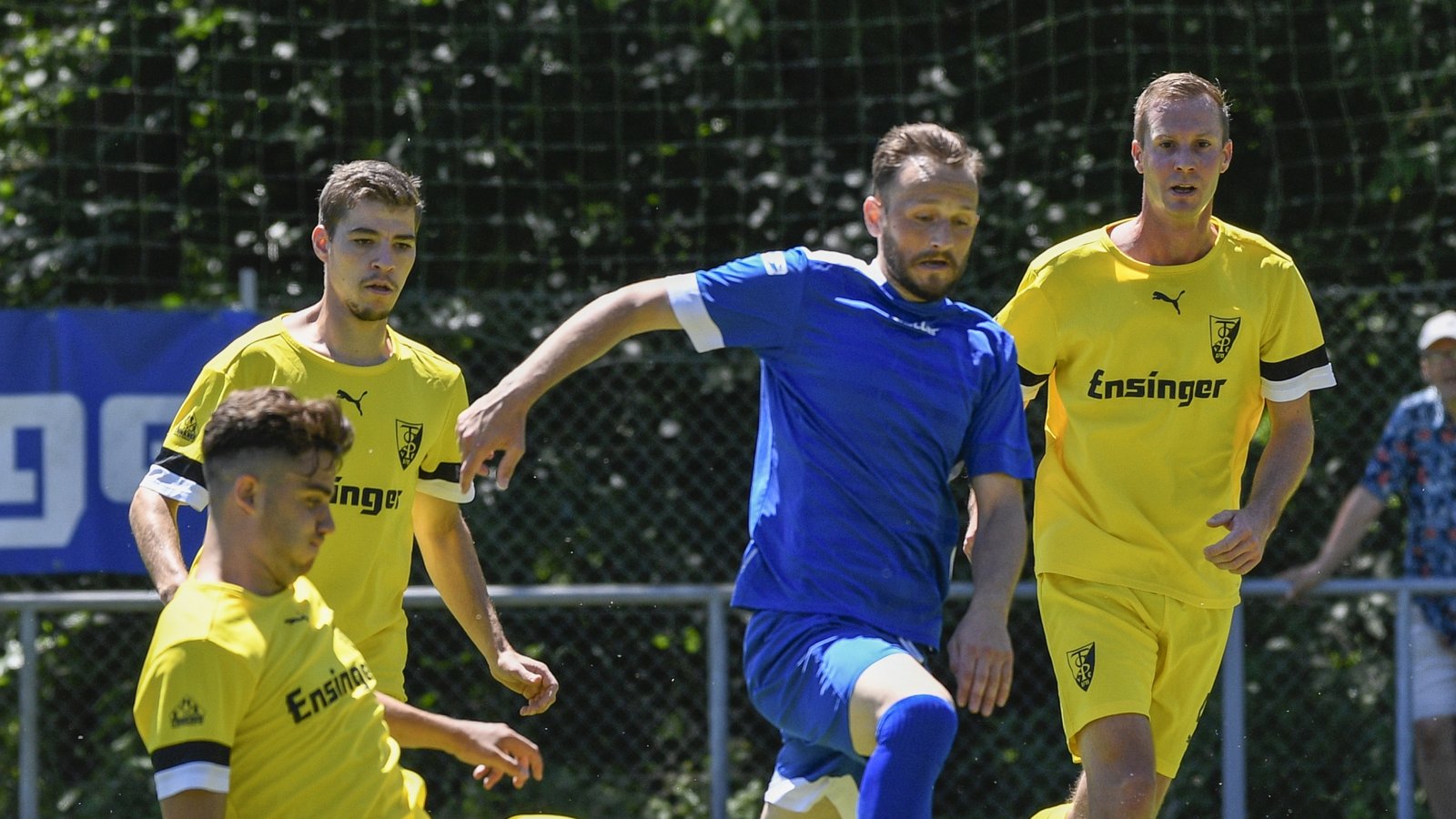 Fatos Isafi (Mitte) und der FC Gündelach hatten in der Gruppe B gegen die favorisierten TSV Ensingen und SGM Roßwag/Mühlhausen einen schweren Stand. Foto: Leitner