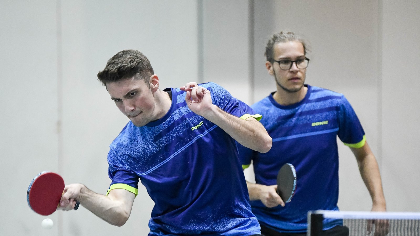 Nico Wäbisch (links) und Pascal Wisirenko sammeln im Doppel und in ihren Einzeln fünf Punkte für den 9:4-Erfolg der SGM Nussdorf/Aurich in Kleinglattbach. Foto: Leitner