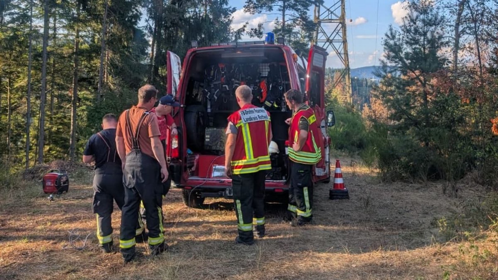 Mit einer Drohne wird nach weiteren Glutnestern im Waldbrandgebiet bei Schramberg gesucht.Stadt Schramberg Mit einer Drohne wird nach weiteren Glutnestern im Waldbrandgebiet bei Schramberg gesucht.Stadt Schramberg
