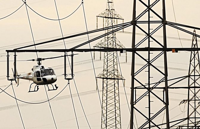 Der Hubschrauber fliegt mit 20 bis 22 Stundenkilometern ganz dicht an den unter Spannung stehenden Leitungen vorbei.  Foto: Kuhnle