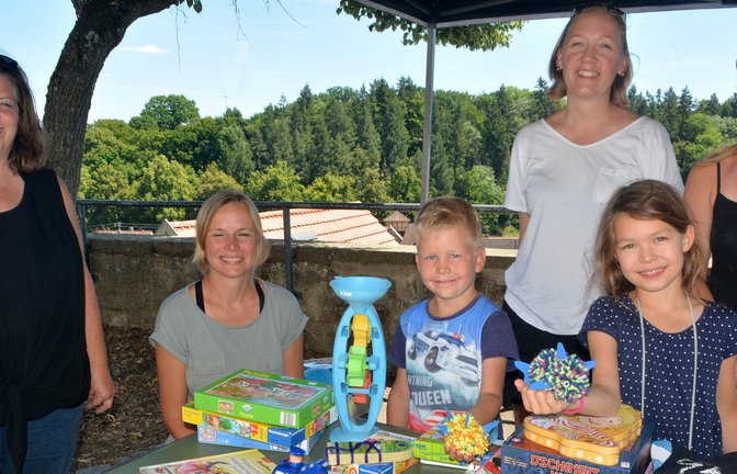 Silke Hansen (von links) freute sich über die vielen Teilnehmer wie hier Sabrina Schöttle, Ines Stumpf und Annett Baier sowie die Kinder Nick und Nora.  <span class='image-autor'>Fotos: Stahlfeld</span>