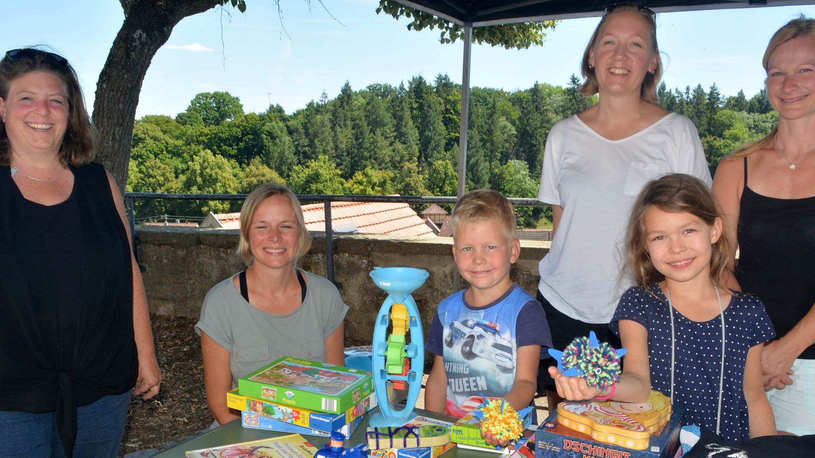 Silke Hansen (von links) freute sich über die vielen Teilnehmer wie hier Sabrina Schöttle, Ines Stumpf und Annett Baier sowie die Kinder Nick und Nora. Fotos: Stahlfeld Silke Hansen (von links) freute sich über die vielen Teilnehmer wie hier Sabrina Schöttle, Ines Stumpf und Annett Baier sowie die Kinder Nick und Nora. Fotos: Stahlfeld