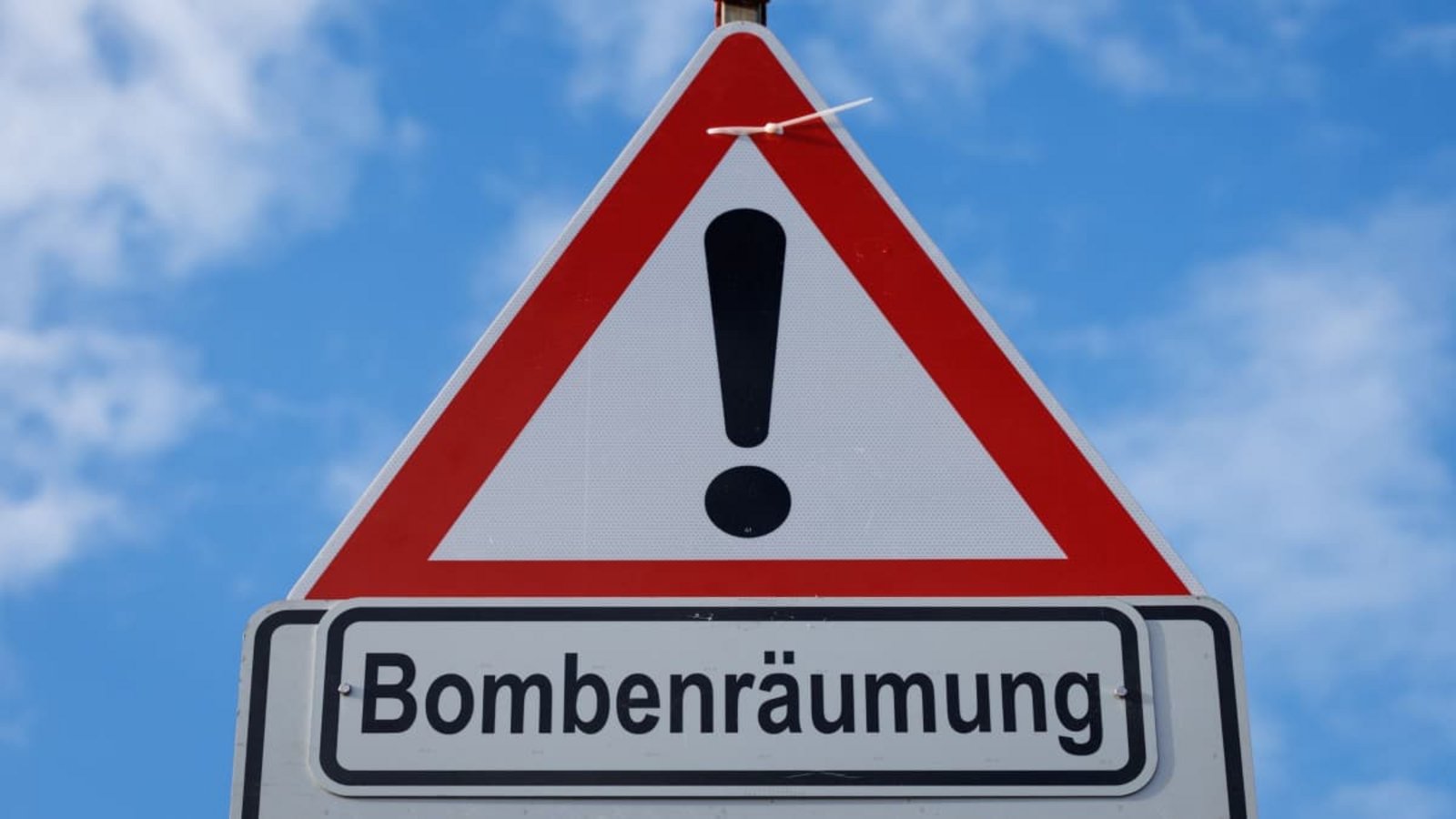 „Bombenräumung" steht auf einem Straßenschild. (Symbolfoto)Friso Gentsch/dpa „Bombenräumung" steht auf einem Straßenschild. (Symbolfoto)Friso Gentsch/dpa